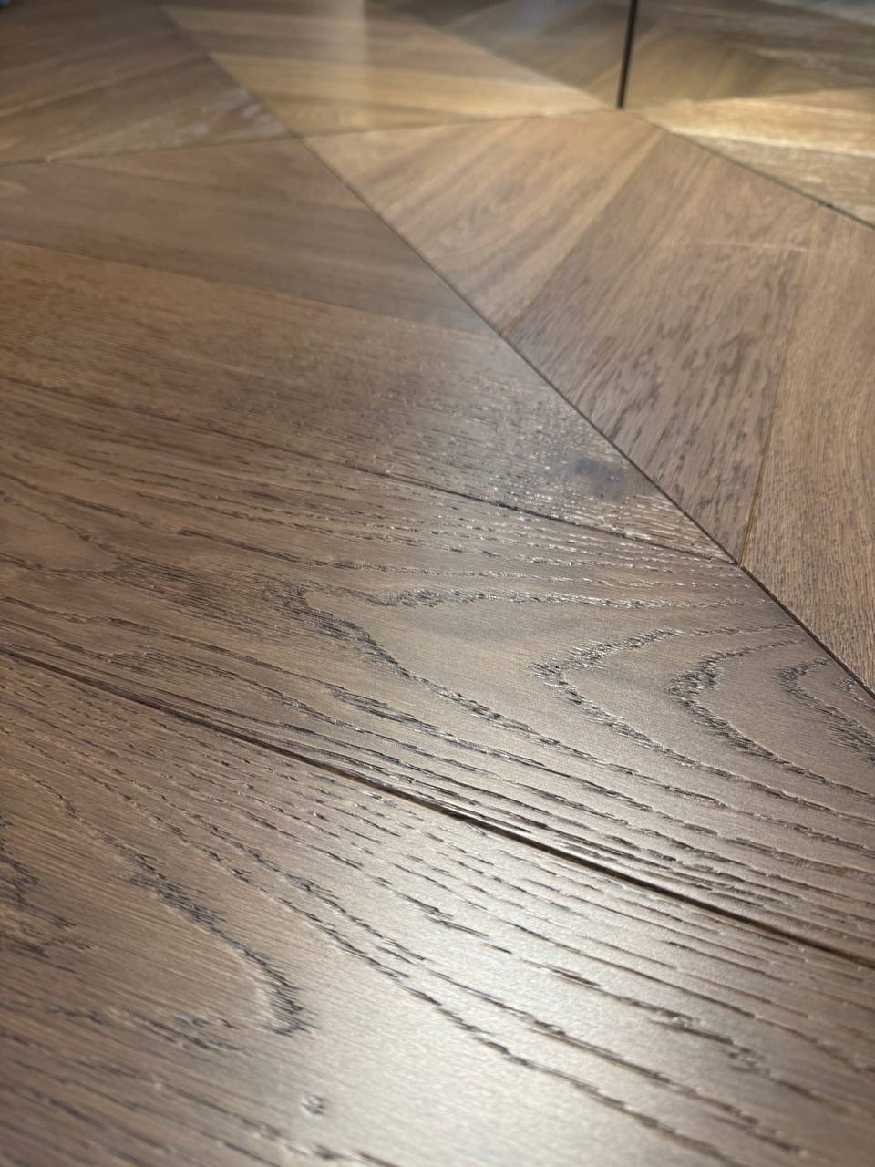 Паркет елка CROWNWOOD Urban Французская елка (45°) Дуб Chocolate (Decor-7) прайм, Лак 785 x 125 x 14 / 1.57м2